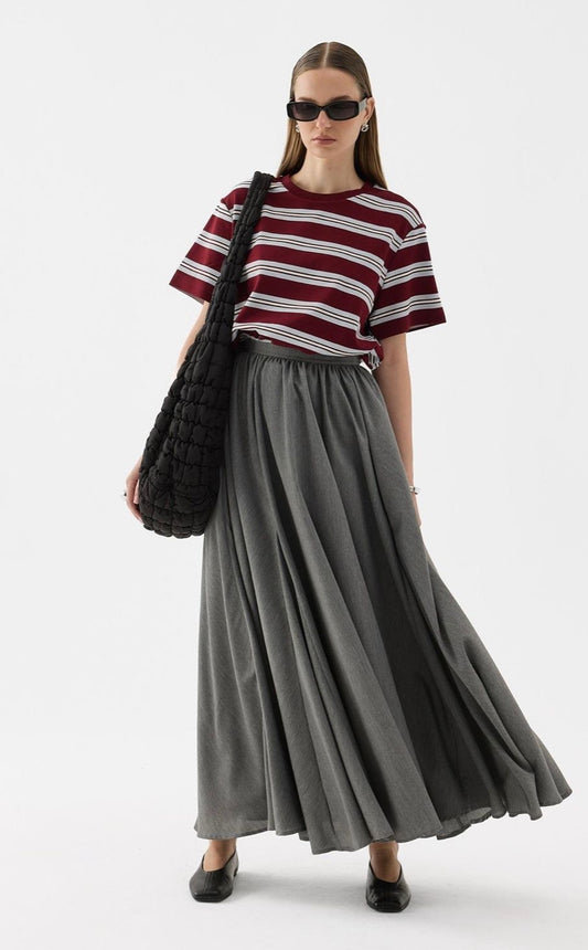 qsa Maxi-Rok grijs, model gedragen, maxi-lengte tot op de enkels, perfect te combineren met blazer of blouse