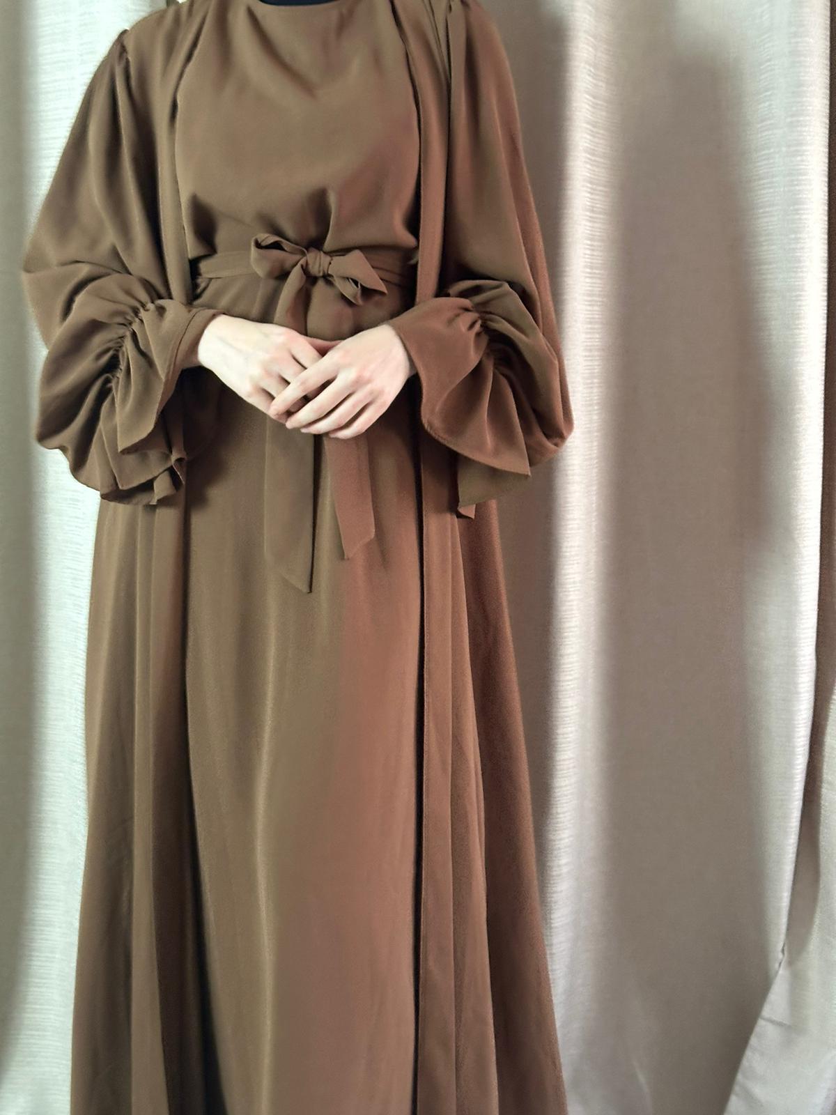 Mia 2-delige bruine abaya van ByLiya, inclusief onderjurk, kimono en ceintuur, met pofmouwen en polsdetails, in een ruime, modieuze pasvorm.