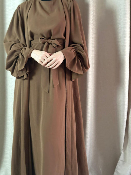 Mia 2-delige bruine abaya van ByLiya, inclusief onderjurk, kimono en ceintuur, met pofmouwen en polsdetails, in een ruime, modieuze pasvorm.
