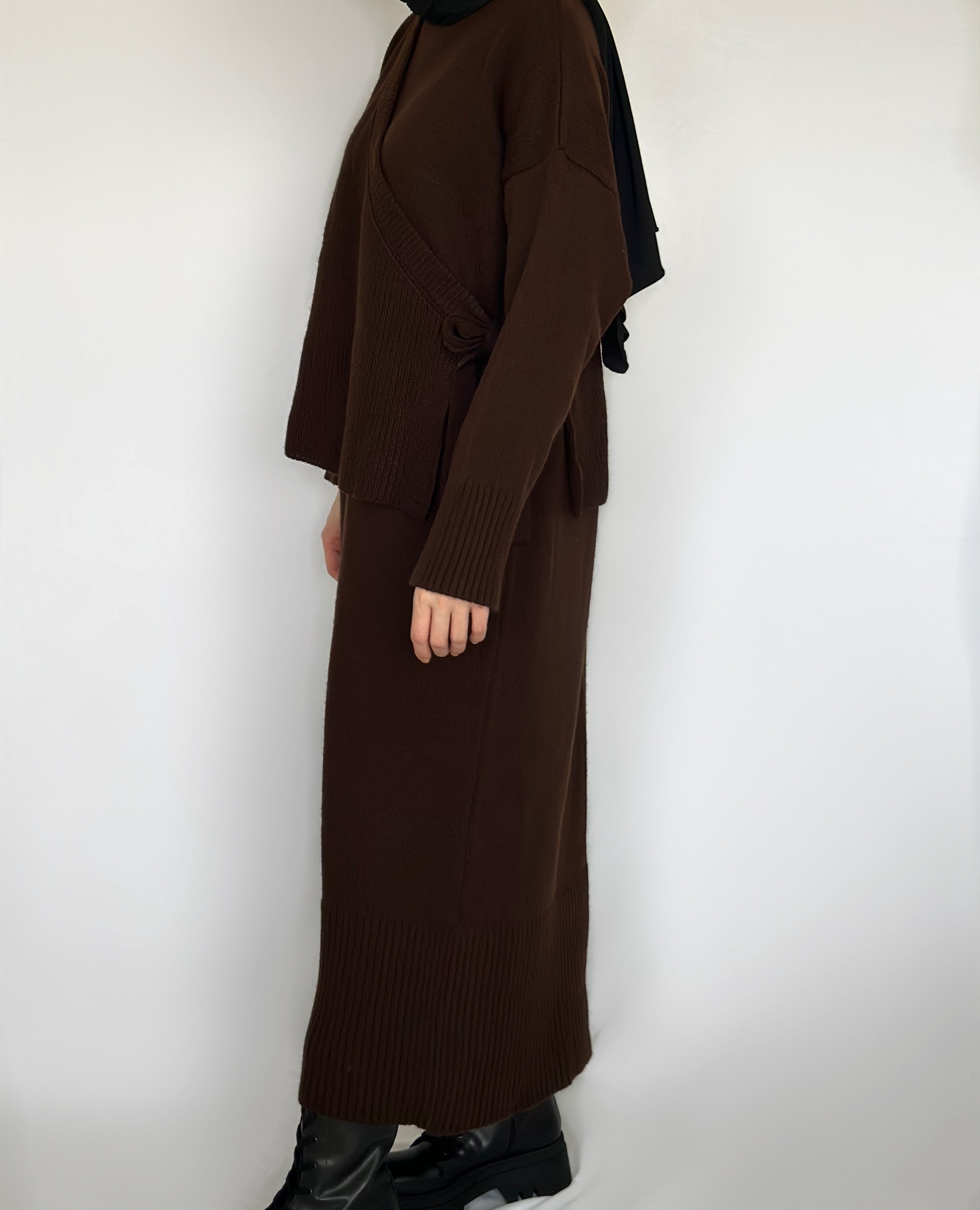 Bruine overslag tricot jurk van ByLiya, een 2-delige jurk met een maxi onderjurk en een wikkelstuk erboven voor een elegante en flatterende look.