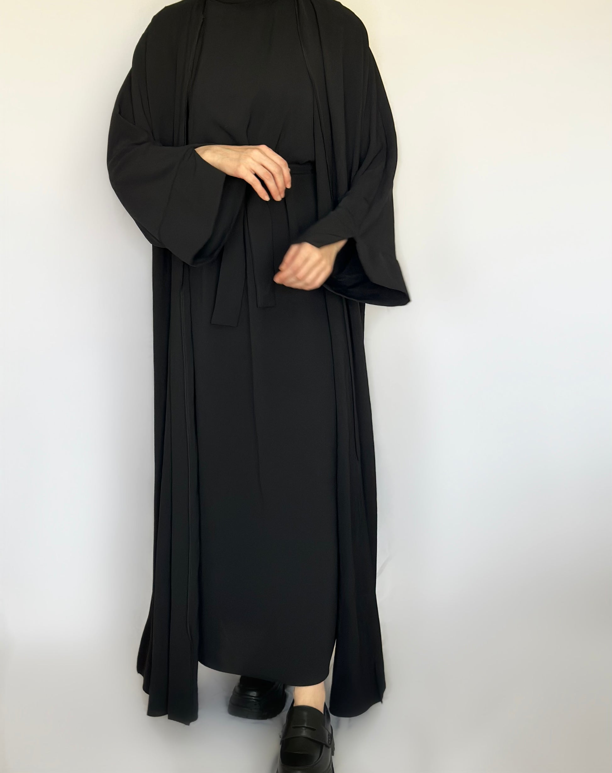 Amala 2-delige zwarte abaya van ByLiya, bestaande uit een onderjurk, kimono en ceintuur, voor een stijlvolle en modest uitstraling."