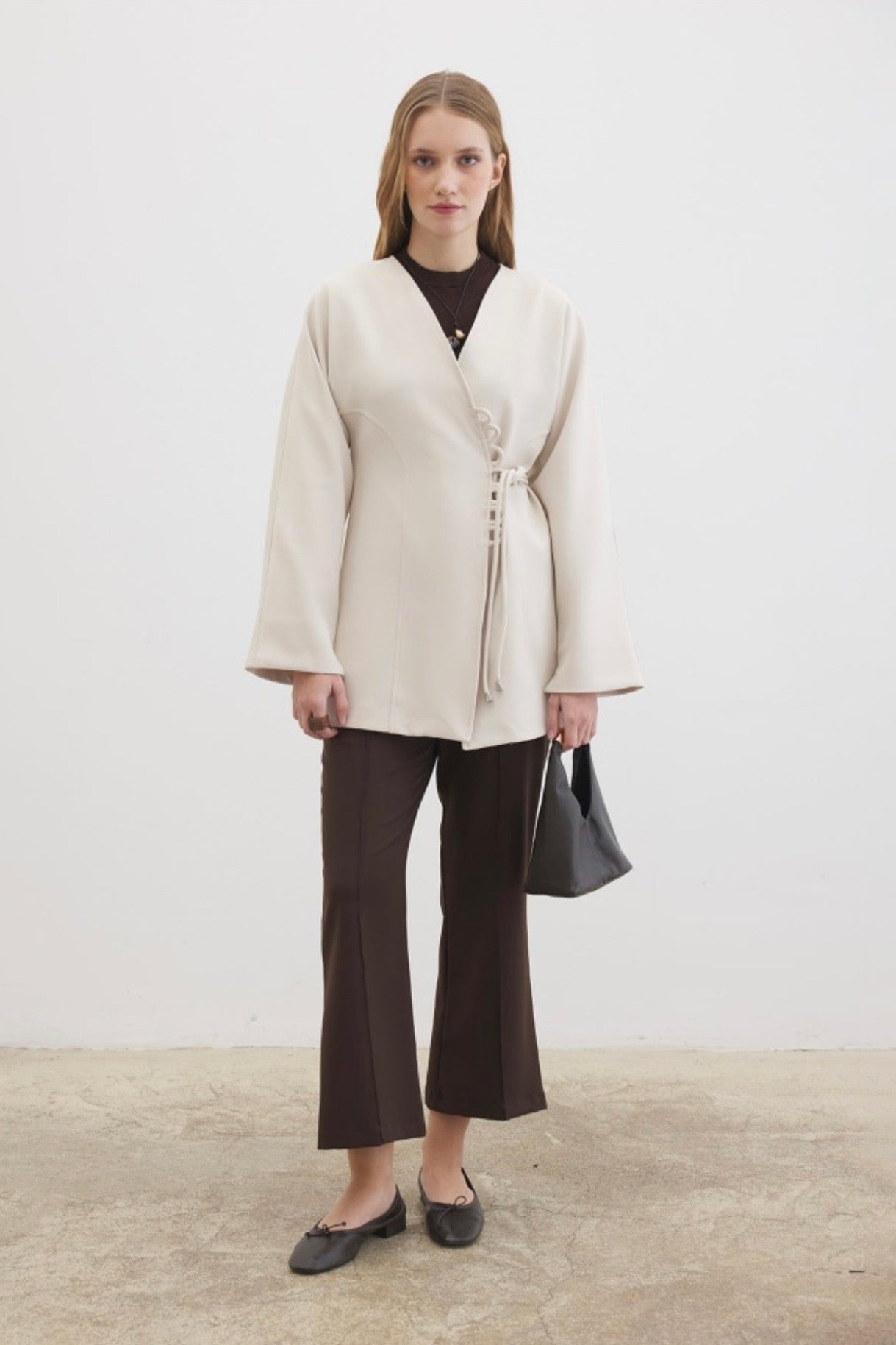 Ayla kimono blazer voor dames in getailleerd overslagmodel met subtiele striksluiting en soepelvallende stof, stijlvolle modest fashion blazer.