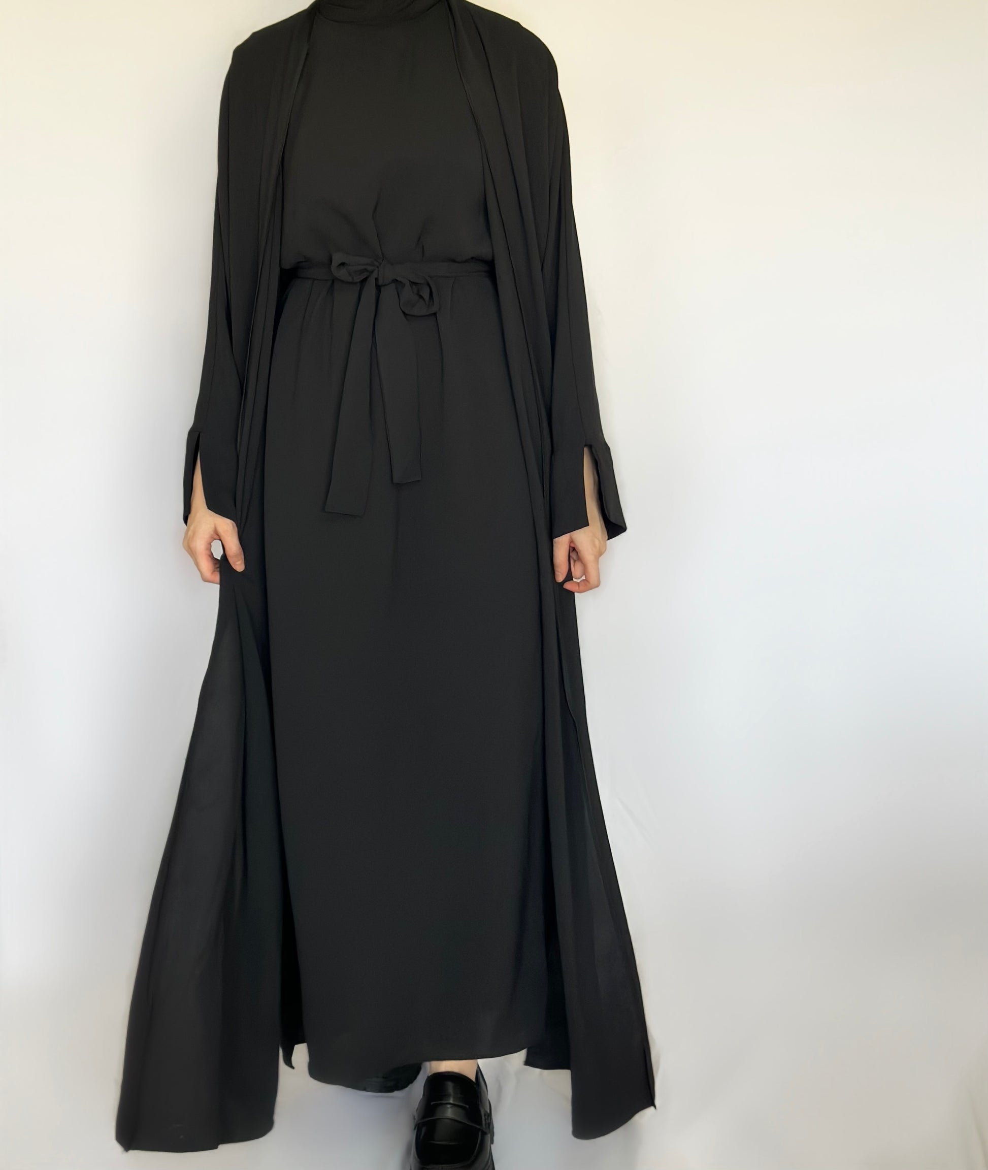 Amala 2-delige zwarte abaya van ByLiya, bestaande uit een onderjurk, kimono en ceintuur, voor een stijlvolle en modest uitstraling."