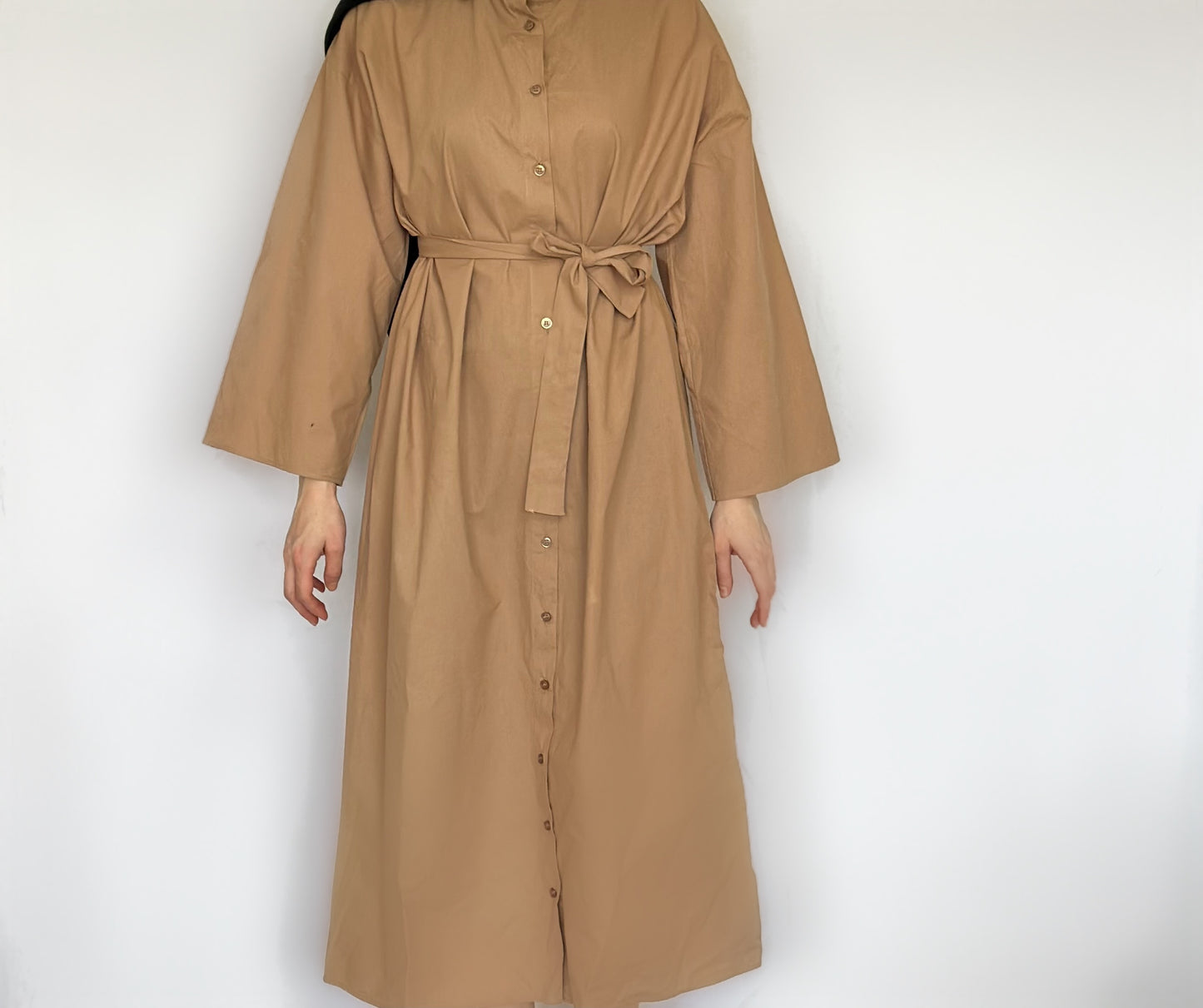 Camel katoenen maxi t-shirt jurk met ceintuur van ByLiya, comfortabele en stijlvolle jurk, volledig van katoen.