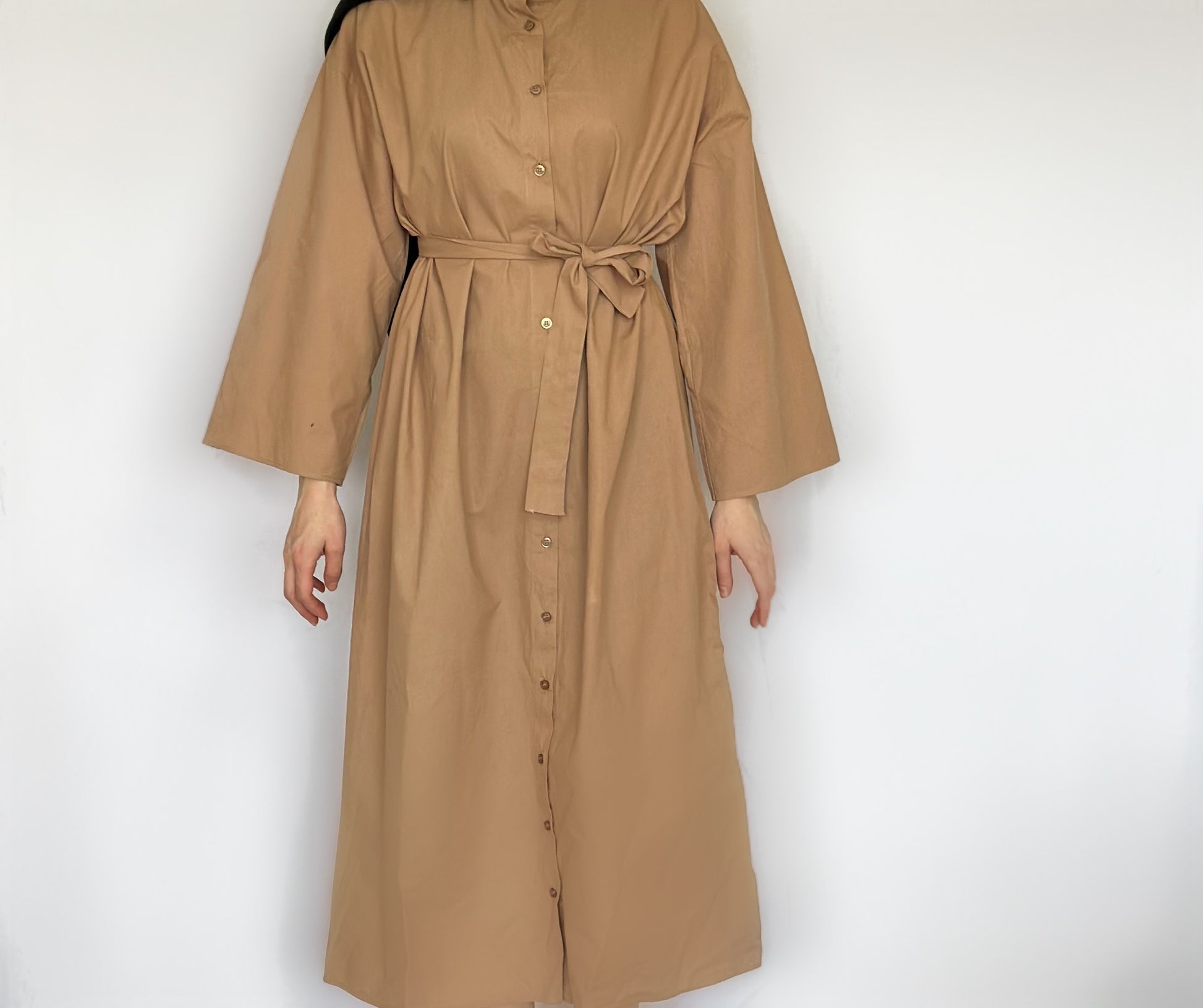 Camel katoenen maxi t-shirt jurk met ceintuur van ByLiya, comfortabele en stijlvolle jurk, volledig van katoen.
