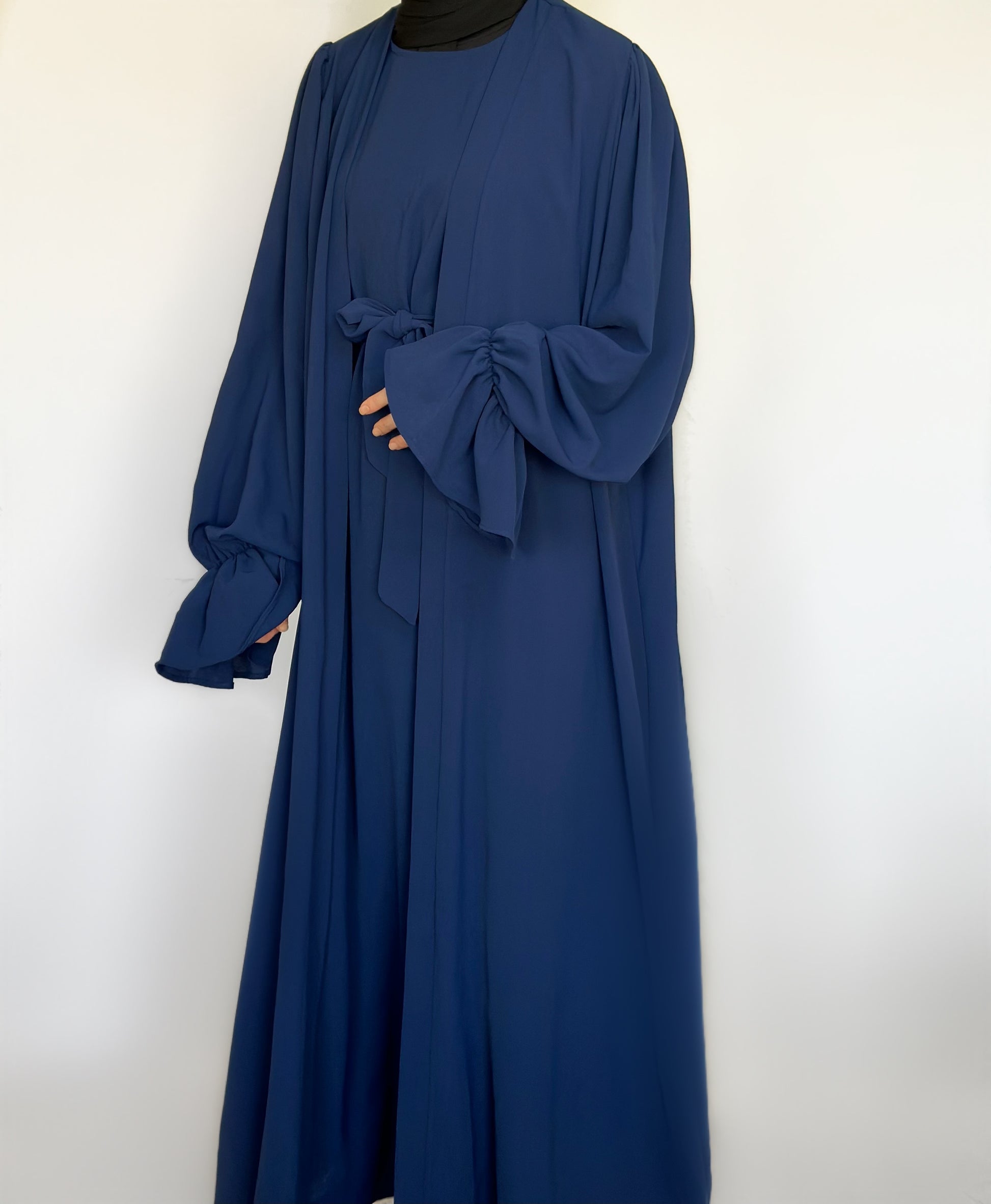 Mia 2-delige blauwe abaya van ByLiya, inclusief onderjurk, kimono en ceintuur, met pofmouwen en polsdetails, in een ruime, modieuze pasvorm.