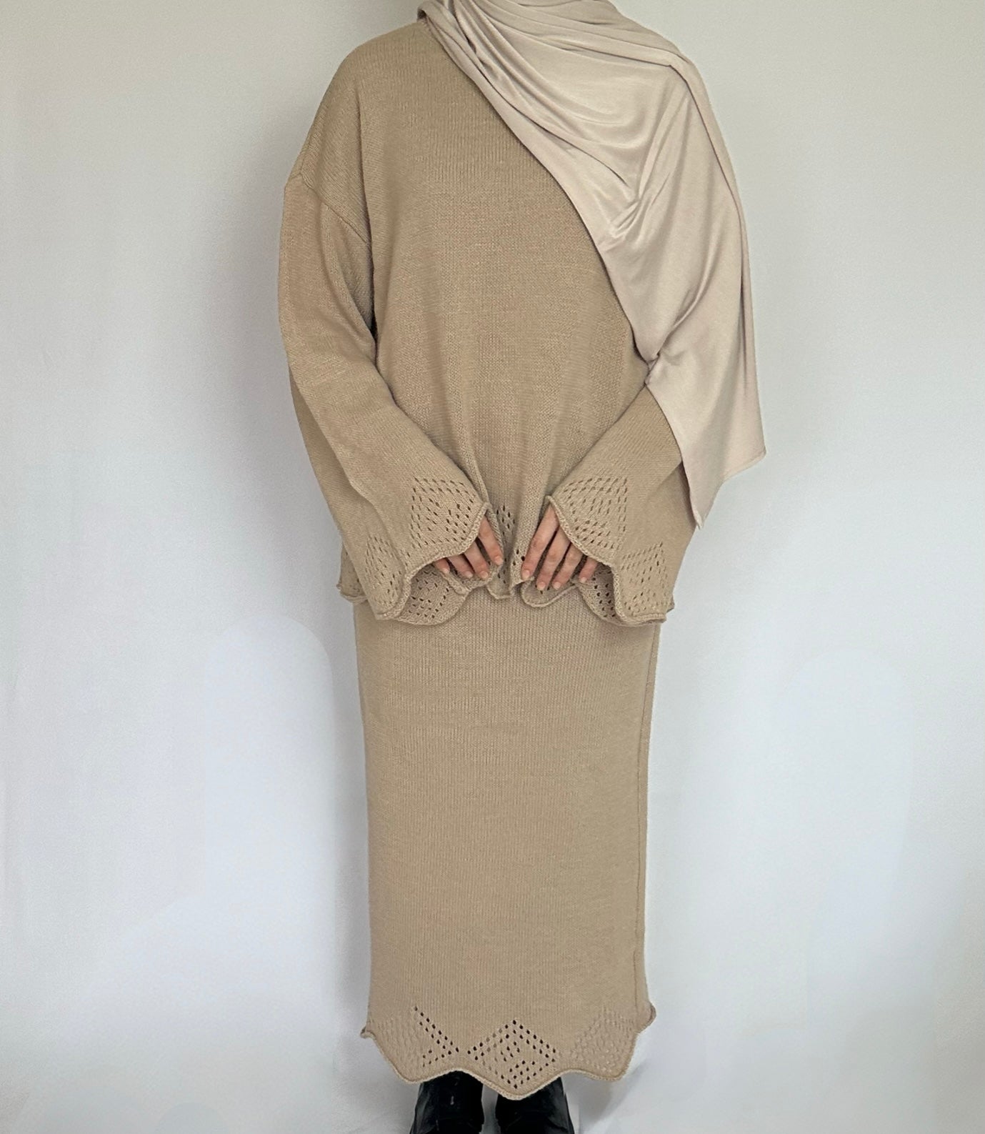 Naila 2-delige set van ByLiya, bestaande uit een taupe maxi jurk met een bijpassende trui voor een stijlvolle en modest look.
