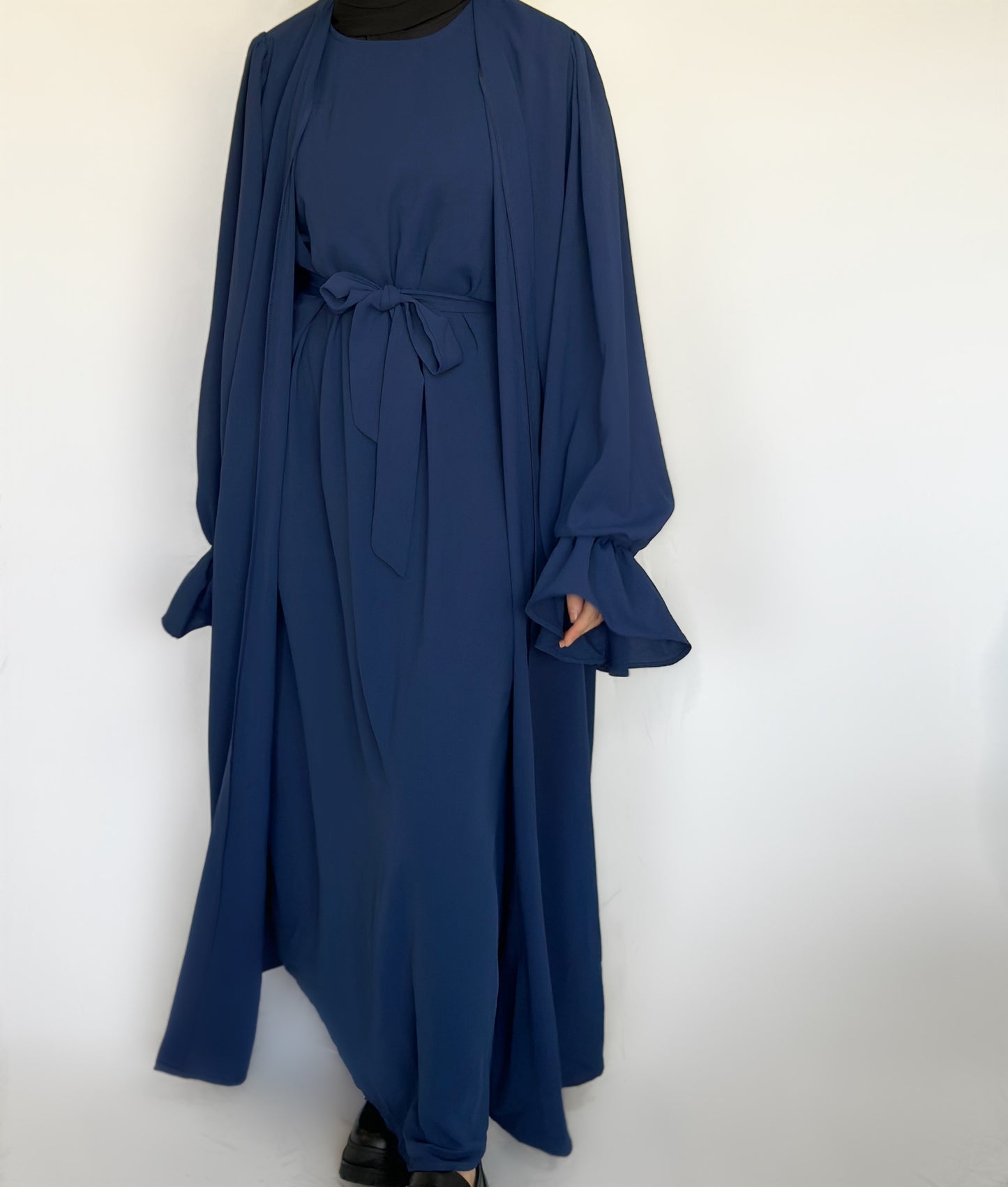Mia 2-delige blauwe abaya van ByLiya, inclusief onderjurk, kimono en ceintuur, met pofmouwen en polsdetails, in een ruime, modieuze pasvorm.