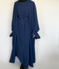 Mia 2-delige blauwe abaya van ByLiya, inclusief onderjurk, kimono en ceintuur, met pofmouwen en polsdetails, in een ruime, modieuze pasvorm.
