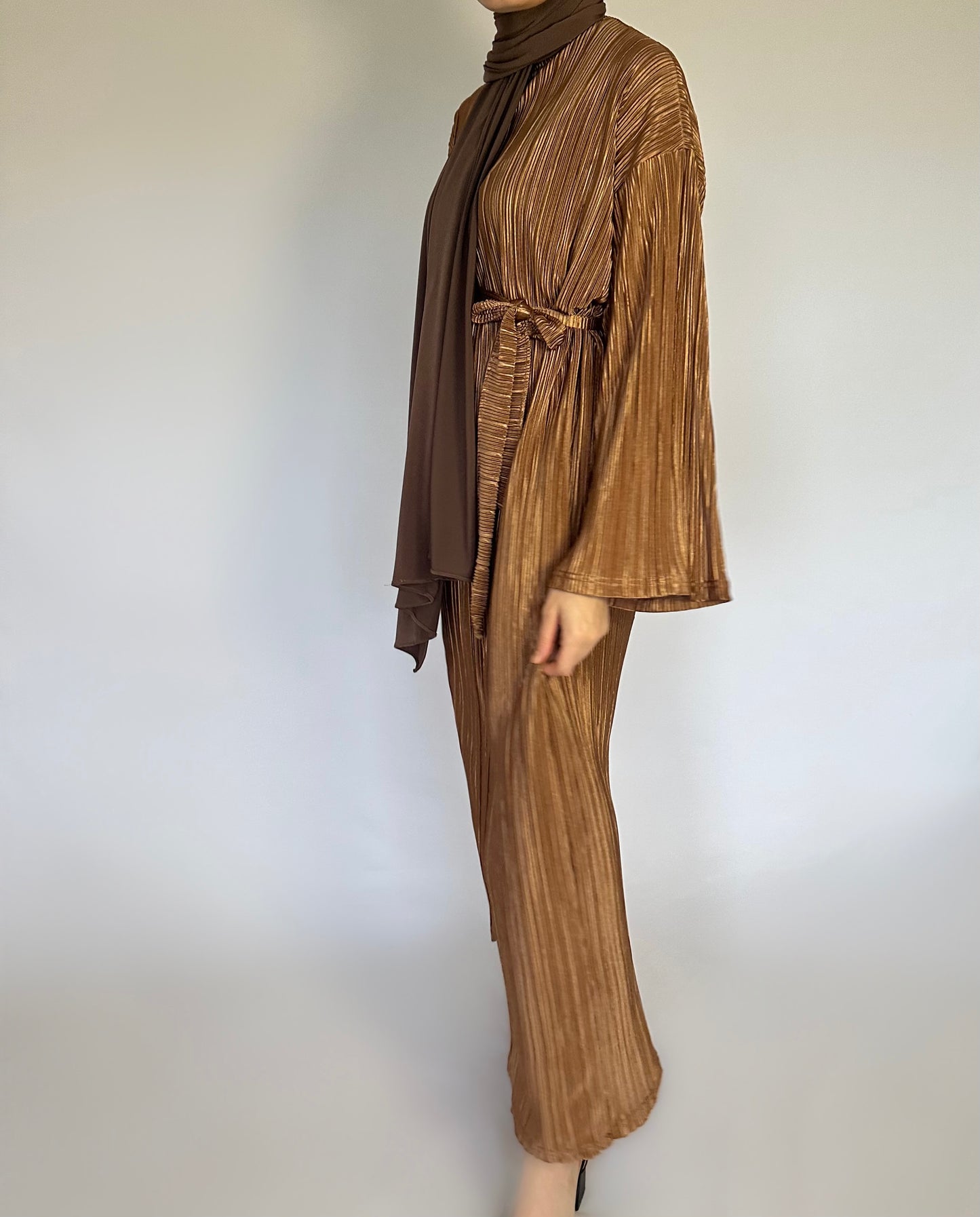 Maxi plissé jurk met lange uitlopende mouwen en ceintuur van ByLiya, elegante en luchtige jurk voor een verfijnde uitstraling.