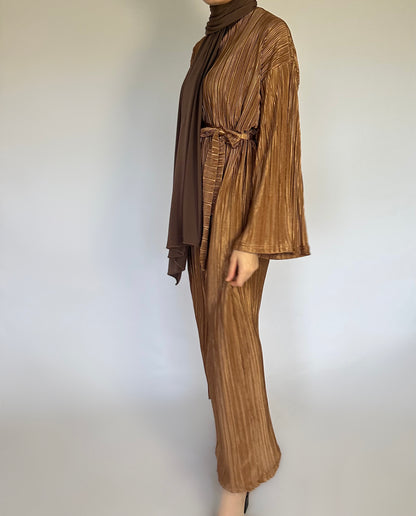 Maxi plissé jurk met lange uitlopende mouwen en ceintuur van ByLiya, elegante en luchtige jurk voor een verfijnde uitstraling.