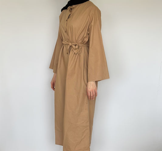 Camel katoenen maxi t-shirt jurk met ceintuur van ByLiya, comfortabele en stijlvolle jurk, volledig van katoen.