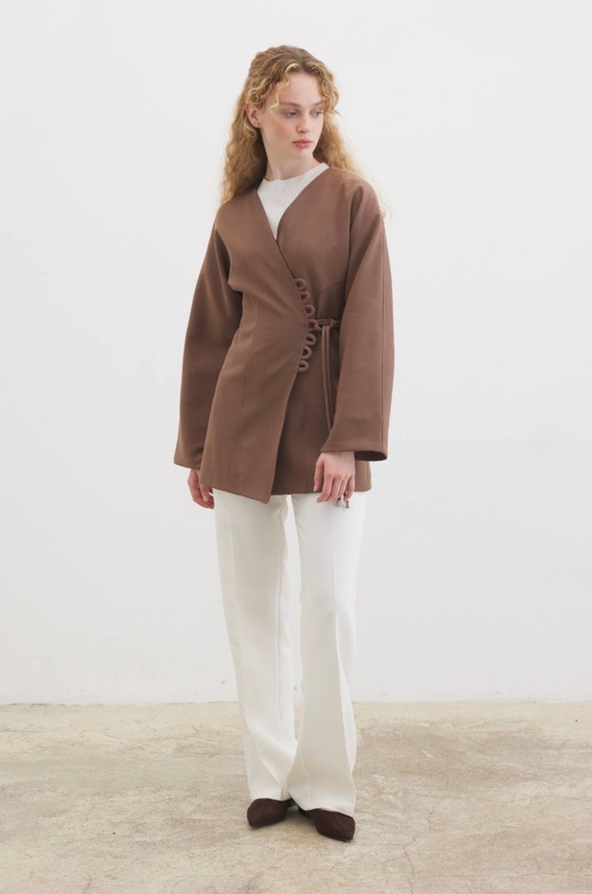 Ayla kimono blazer voor dames in getailleerd overslagmodel met subtiele striksluiting en soepelvallende stof, stijlvolle modest fashion blazer.