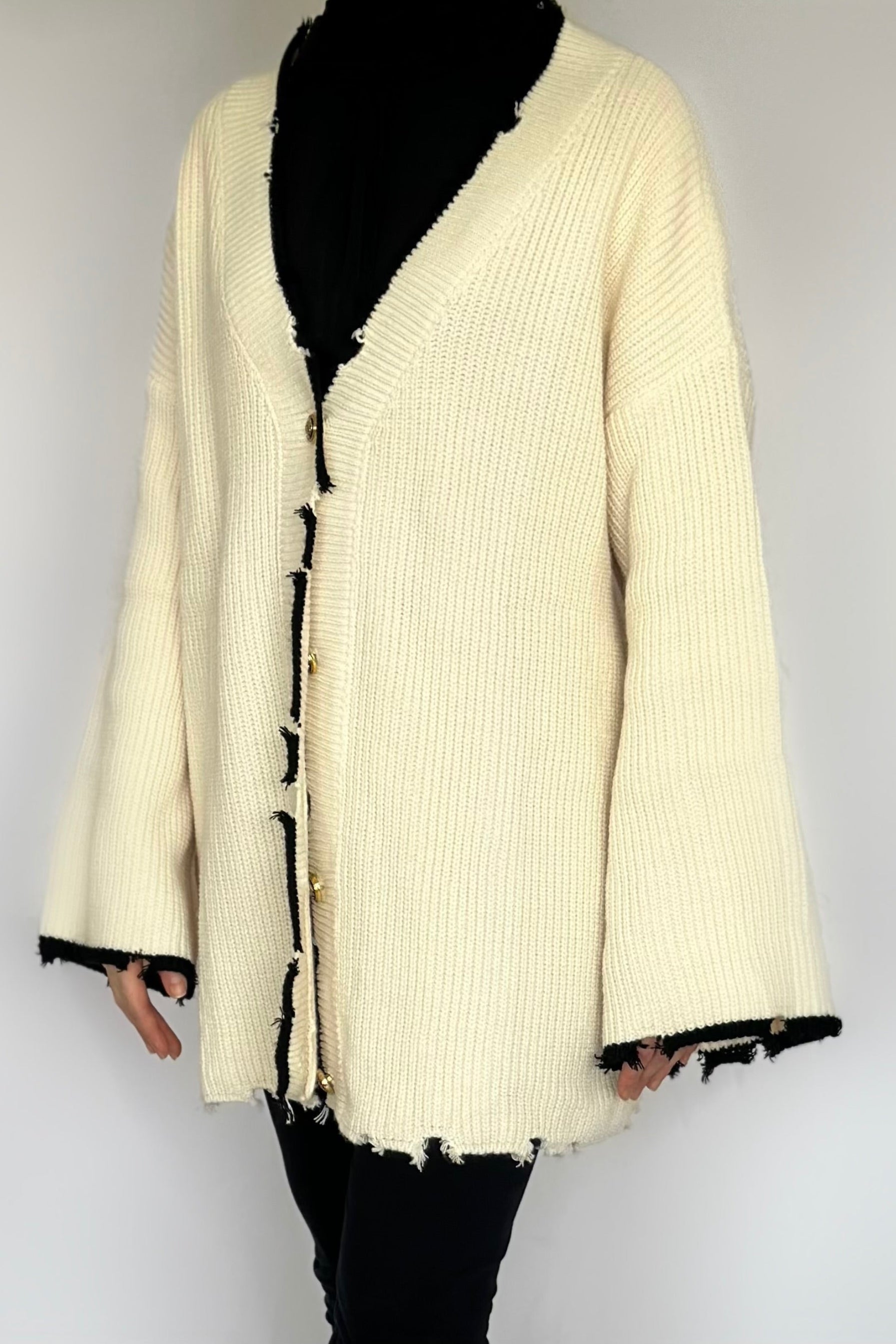 Heerlijk warme oversized beige vest van ByLiya, komt tot de dijen met zwarte randen en scheurdetails voor een trendy uitstraling.