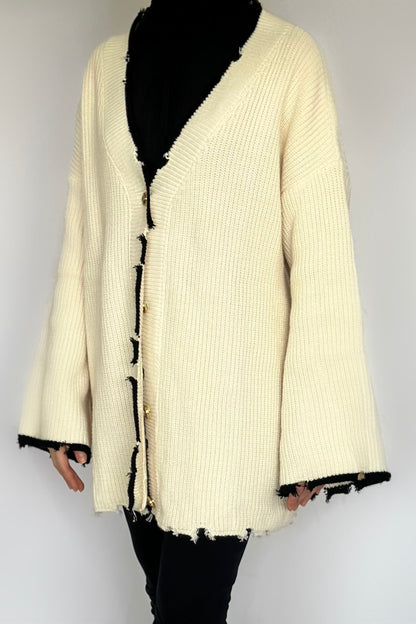 Heerlijk warme oversized beige vest van ByLiya, komt tot de dijen met zwarte randen en scheurdetails voor een trendy uitstraling.