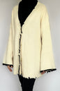 Heerlijk warme oversized beige vest van ByLiya, komt tot de dijen met zwarte randen en scheurdetails voor een trendy uitstraling.