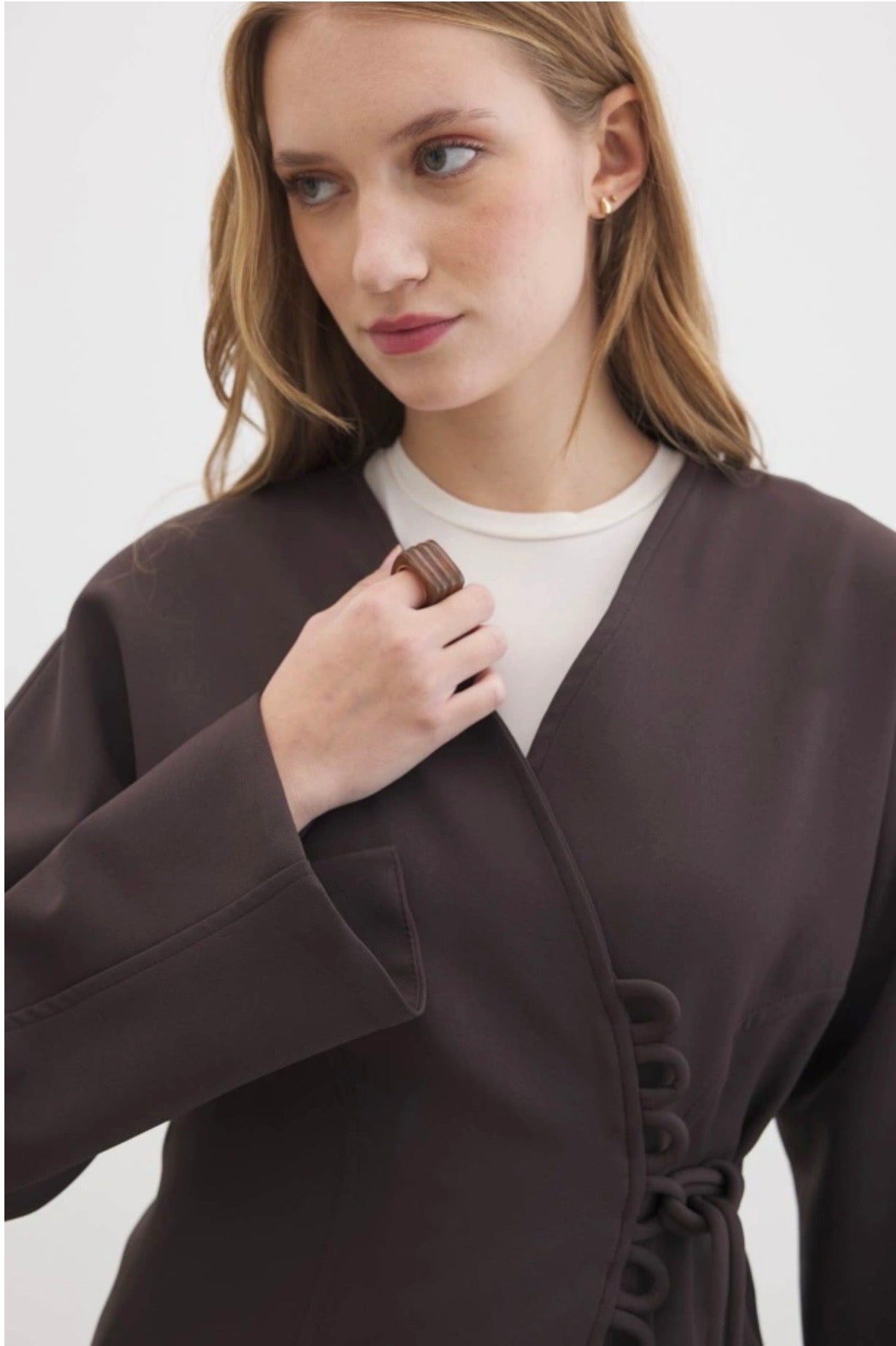 Ayla kimono blazer voor dames in getailleerd overslagmodel met subtiele striksluiting en soepelvallende stof, stijlvolle modest fashion blazer.