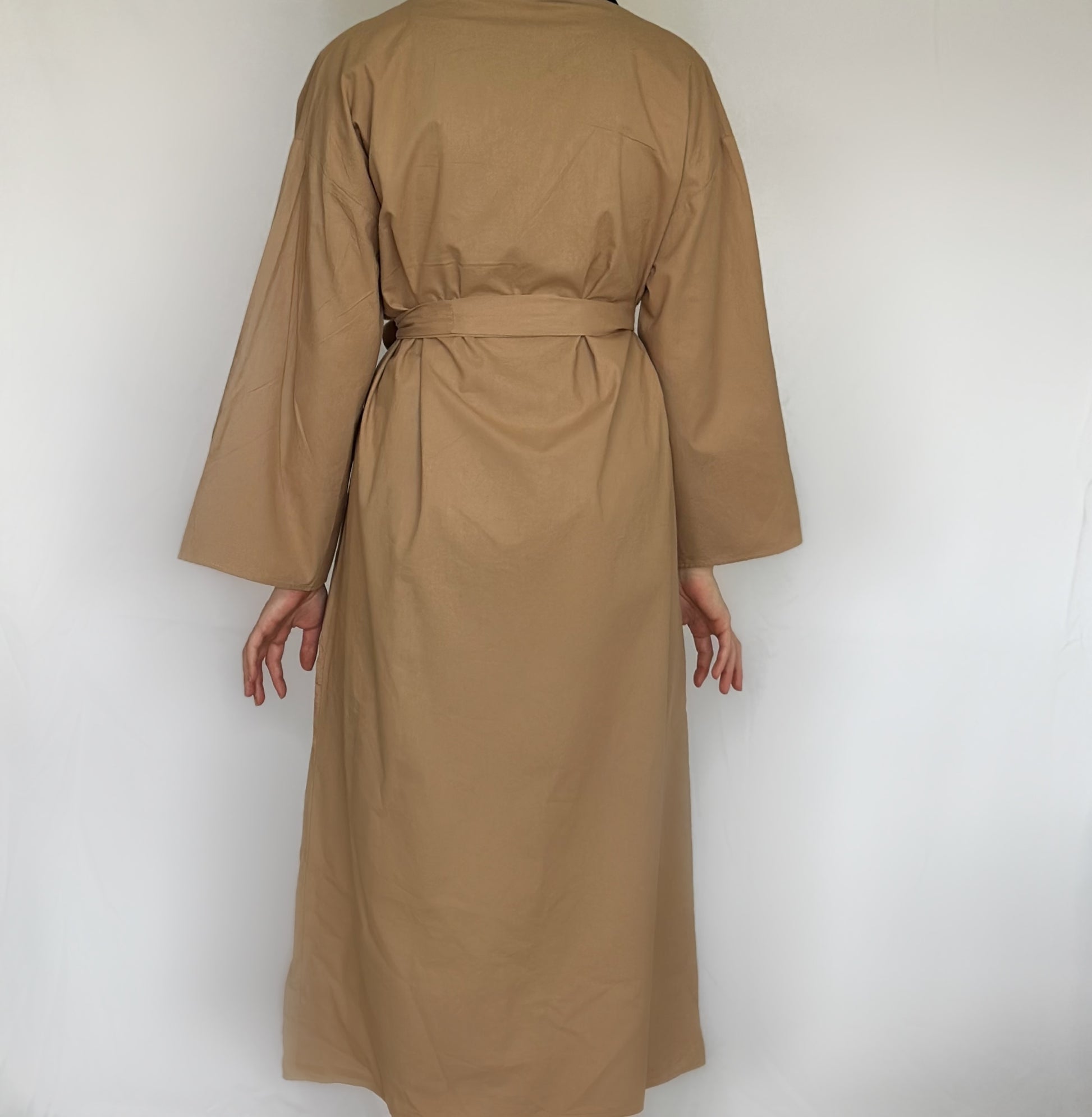 Camel katoenen maxi t-shirt jurk met ceintuur van ByLiya, comfortabele en stijlvolle jurk, volledig van katoen.