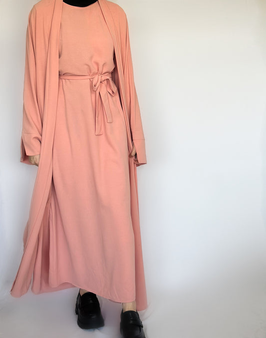 Amala 2-delige roze abaya van ByLiya, bestaande uit een onderjurk, kimono en ceintuur, voor een stijlvolle en modest uitstraling."