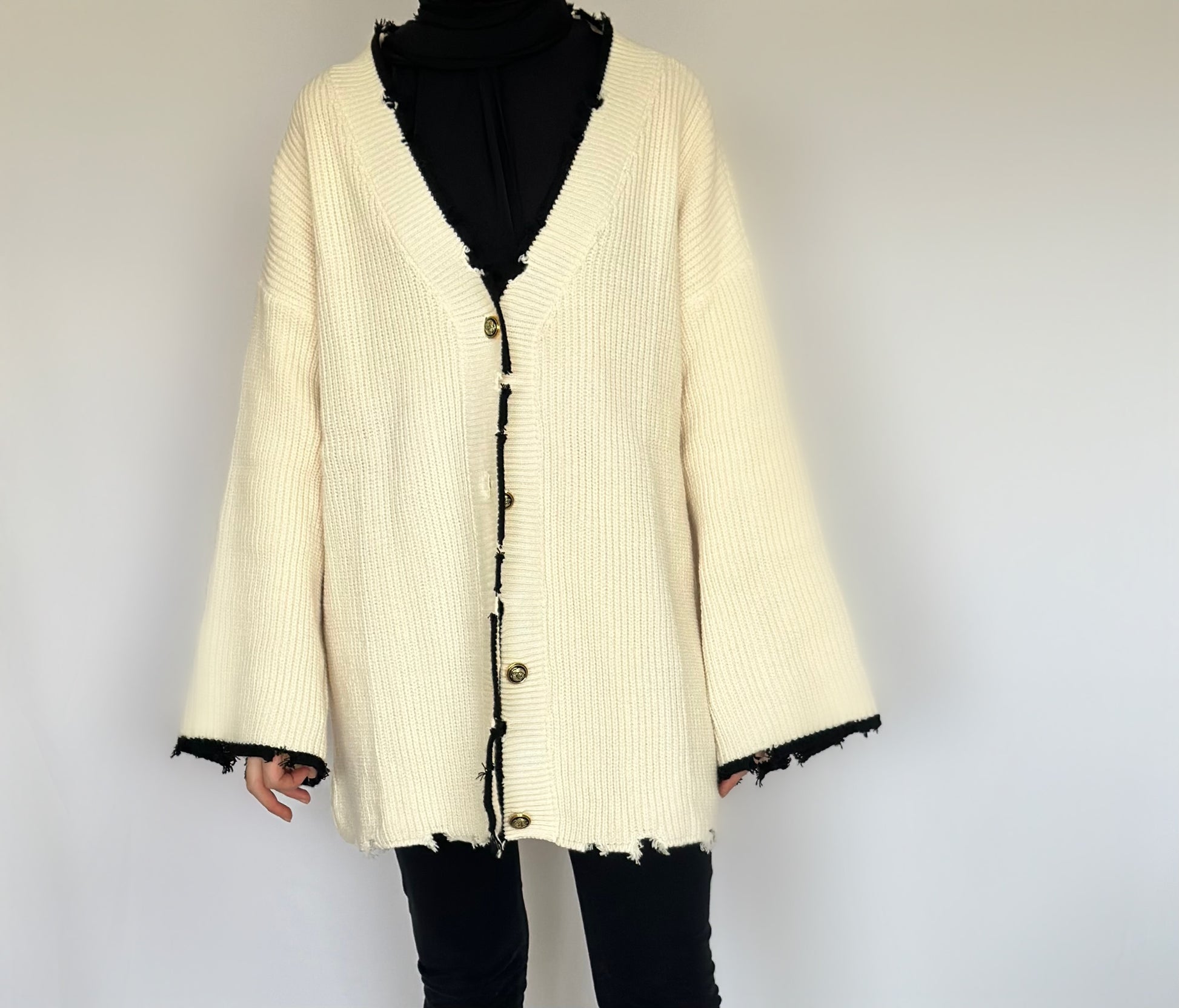 Heerlijk warme oversized beige vest van ByLiya, komt tot de dijen met zwarte randen en scheurdetails voor een trendy uitstraling.