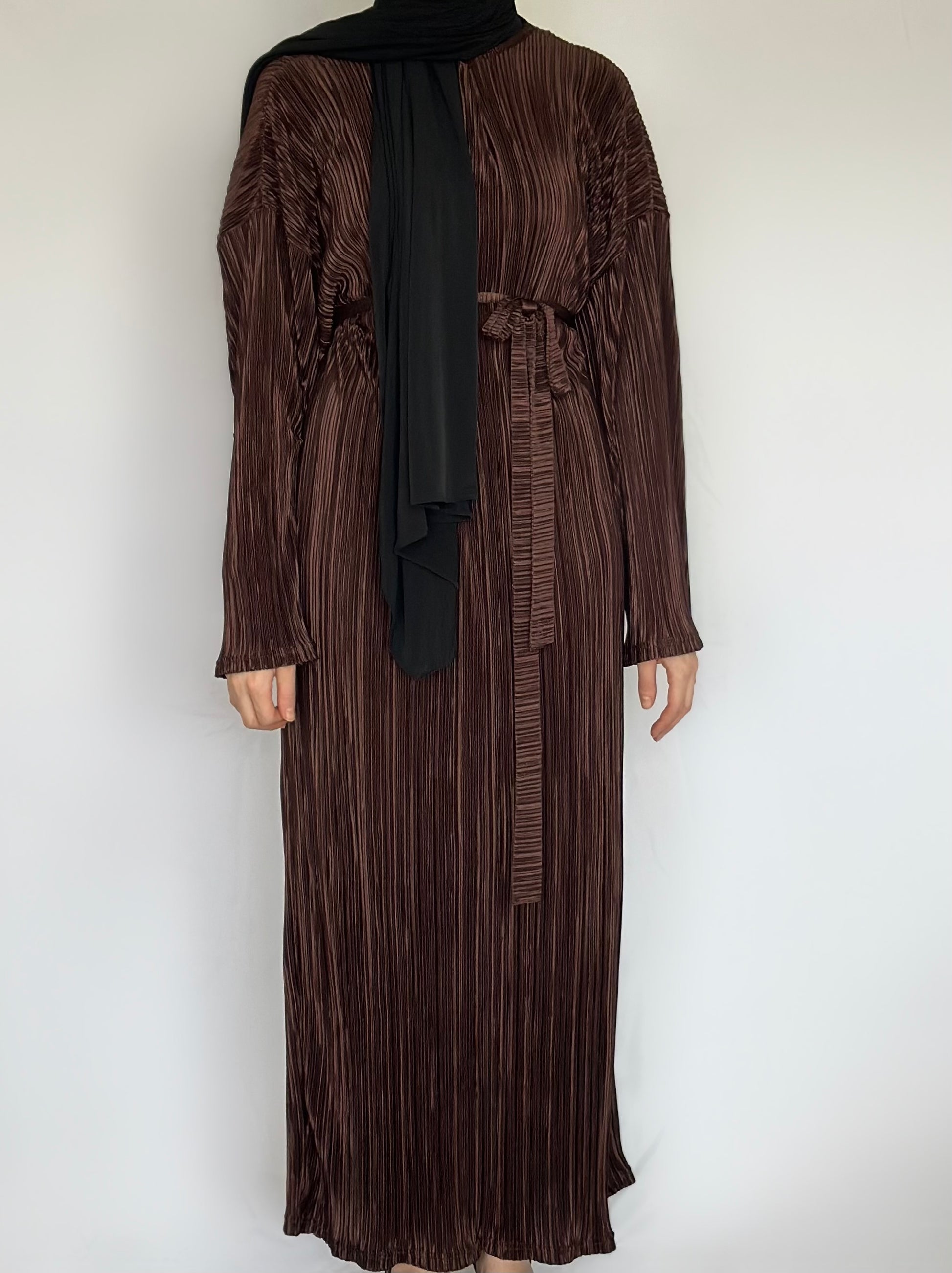 Maxi plissé jurk met lange uitlopende mouwen en ceintuur van ByLiya, elegante en luchtige jurk voor een verfijnde uitstraling.