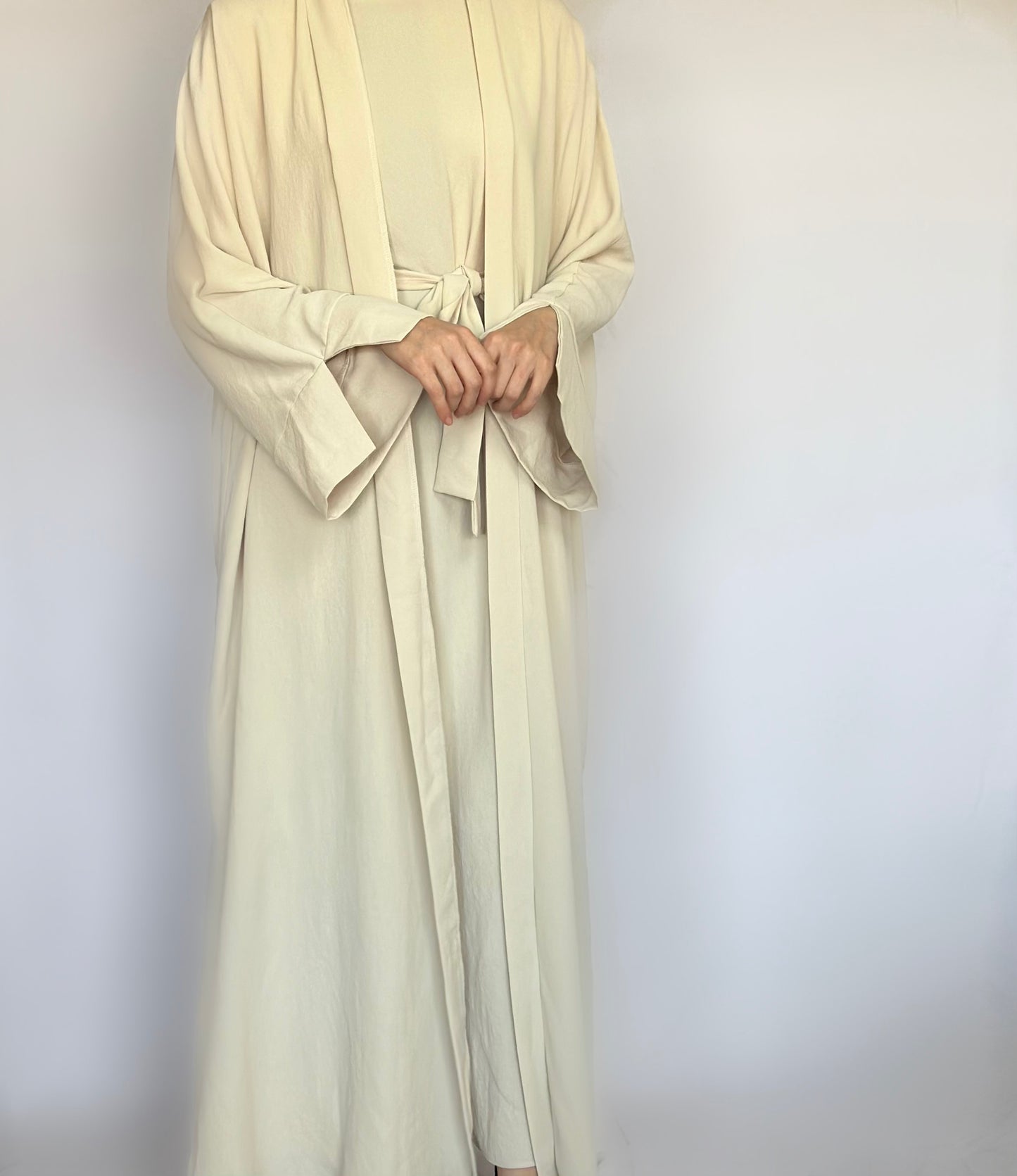 Amala 2-delige  beige abaya van ByLiya, bestaande uit een onderjurk, kimono en ceintuur, voor een stijlvolle en modest uitstraling."