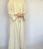 Amala 2-delige  beige abaya van ByLiya, bestaande uit een onderjurk, kimono en ceintuur, voor een stijlvolle en modest uitstraling."