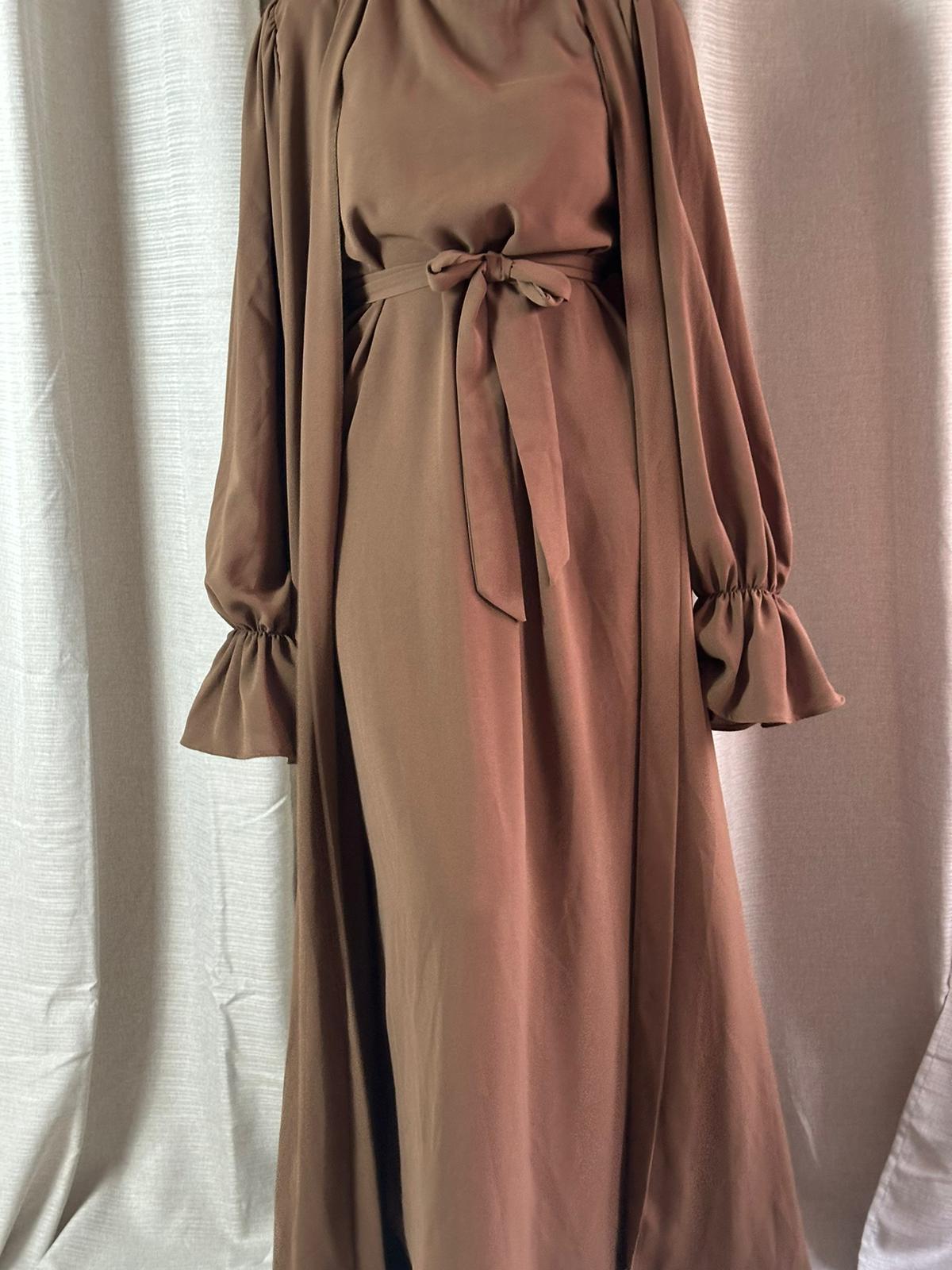 Mia 2-delige bruine abaya van ByLiya, inclusief onderjurk, kimono en ceintuur, met pofmouwen en polsdetails, in een ruime, modieuze pasvorm.