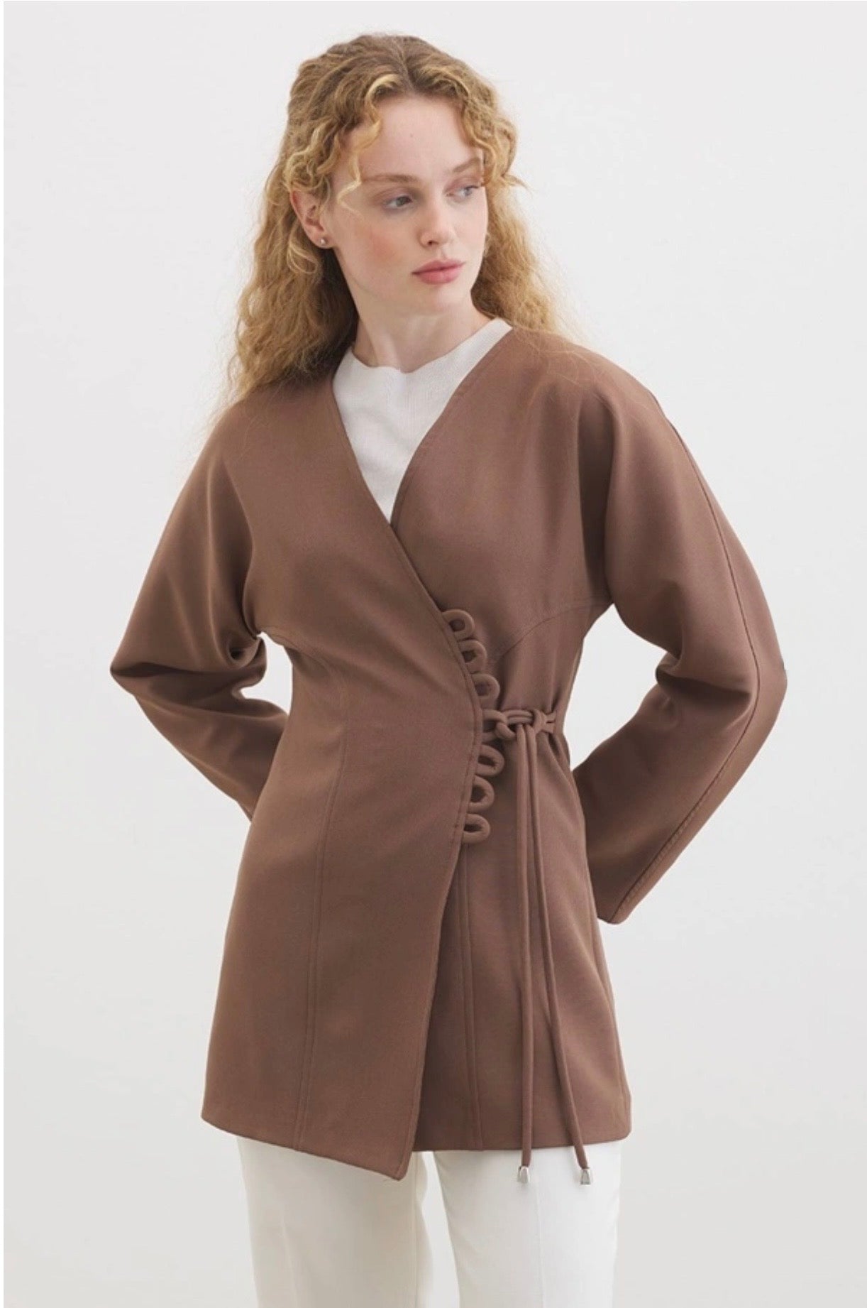 Ayla kimono blazer voor dames in getailleerd overslagmodel met subtiele striksluiting en soepelvallende stof, stijlvolle modest fashion blazer.