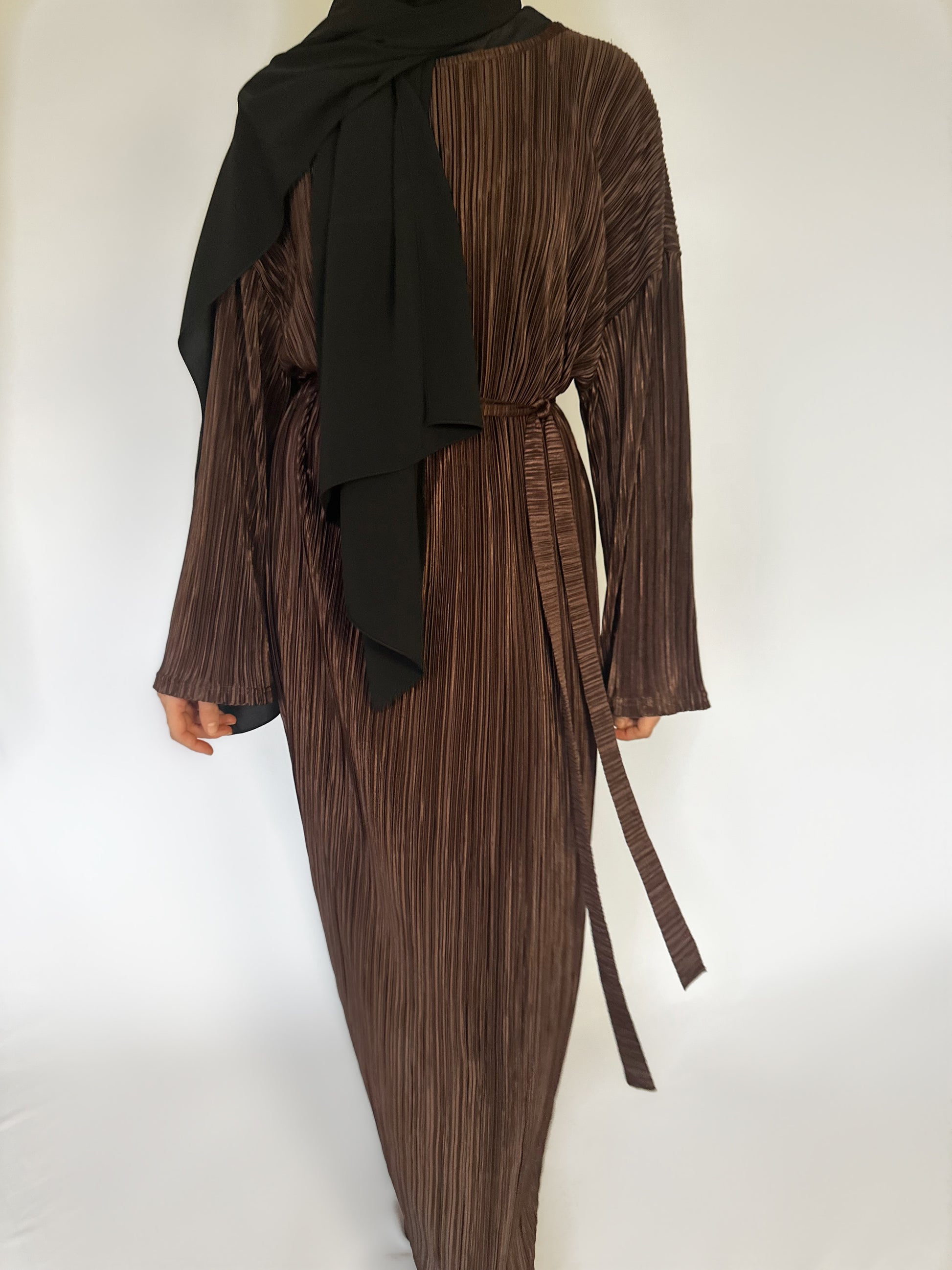 Maxi plissé jurk met lange uitlopende mouwen en ceintuur van ByLiya, elegante en luchtige jurk voor een verfijnde uitstraling.