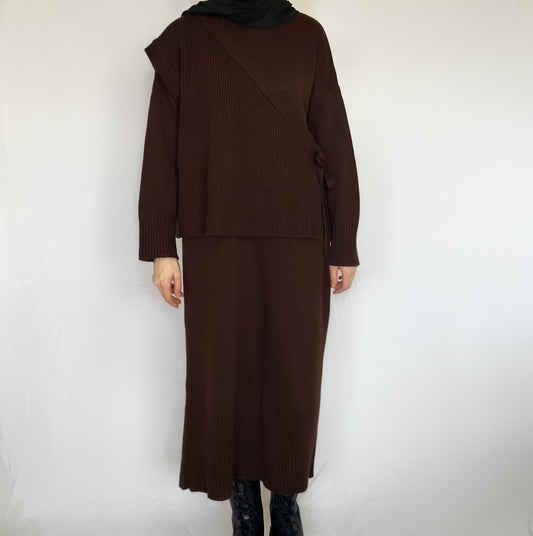 Bruin overslag tricot jurk van ByLiya, een 2-delige jurk met een maxi onderjurk en een wikkelstuk erboven voor een elegante en flatterende look.