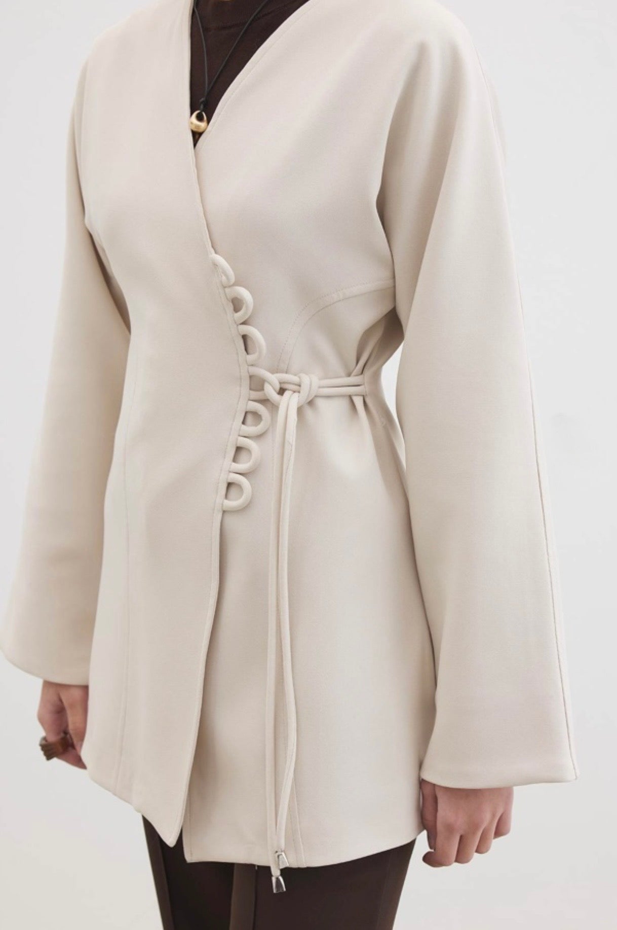 Ayla kimono blazer voor dames in getailleerd overslagmodel met subtiele striksluiting en soepelvallende stof, stijlvolle modest fashion blazer.