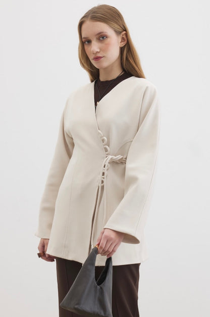 Ayla kimono blazer voor dames in getailleerd overslagmodel met subtiele striksluiting en soepelvallende stof, stijlvolle modest fashion blazer.