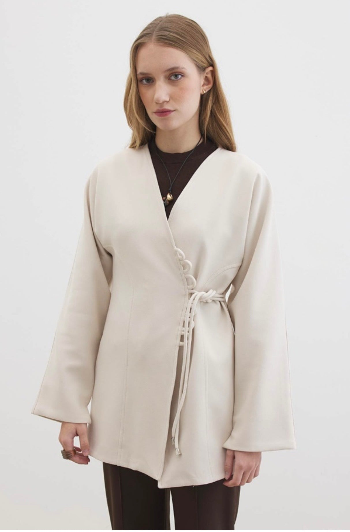 Ayla kimono blazer voor dames in getailleerd overslagmodel met subtiele striksluiting en soepelvallende stof, stijlvolle modest fashion blazer.