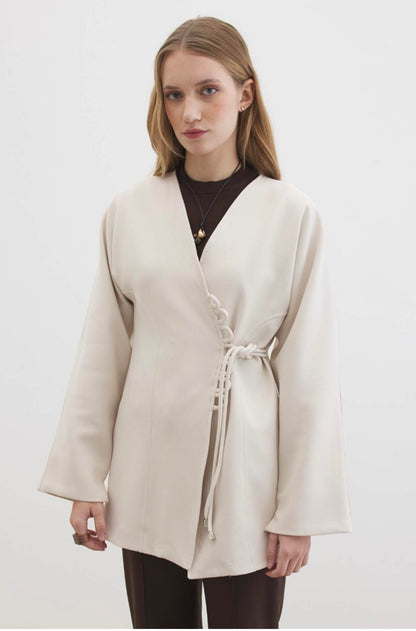 Ayla kimono blazer voor dames in getailleerd overslagmodel met subtiele striksluiting en soepelvallende stof, stijlvolle modest fashion blazer.