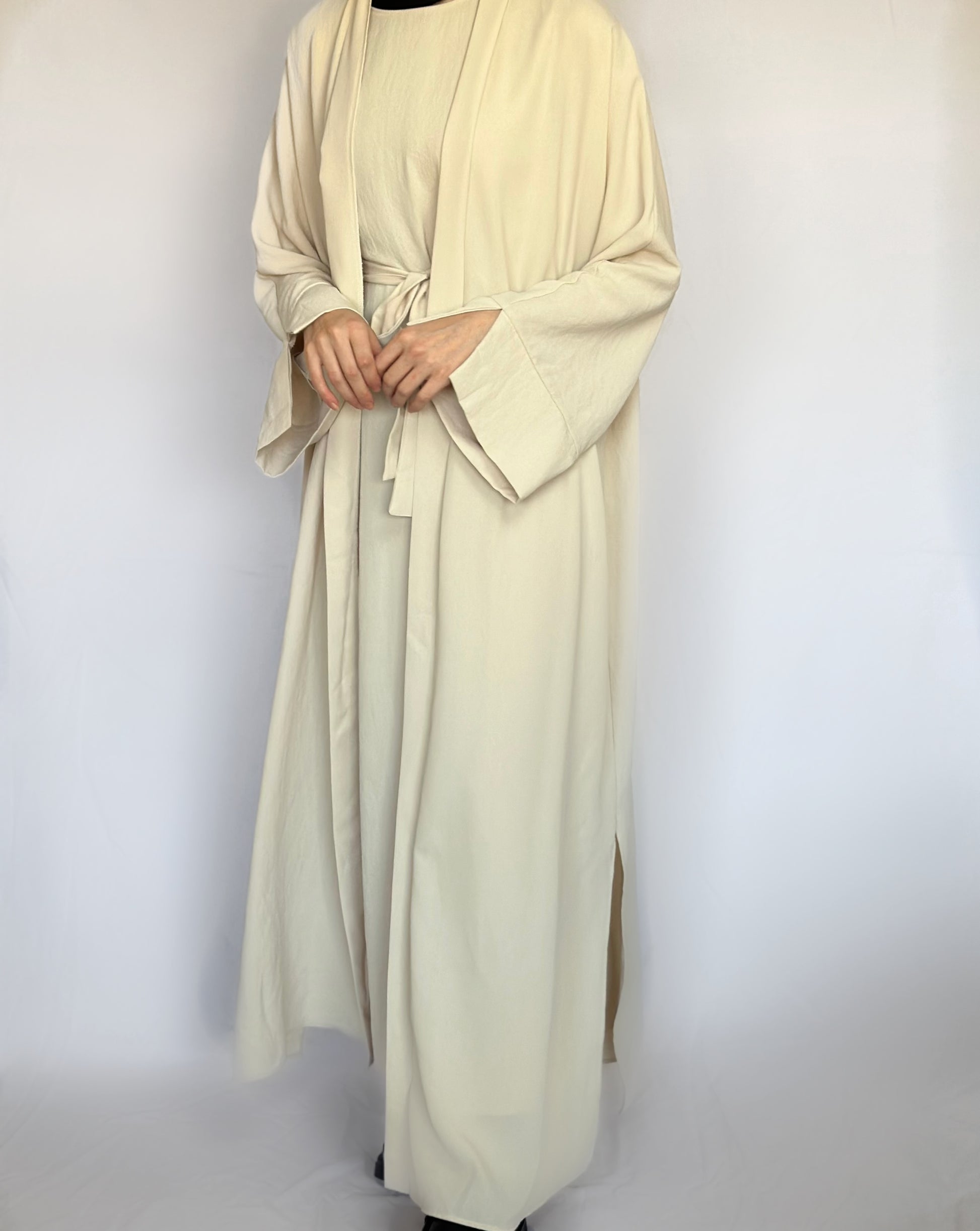 Amala 2-delige beige abaya van ByLiya, bestaande uit een onderjurk, kimono en ceintuur, voor een stijlvolle en modest uitstraling."