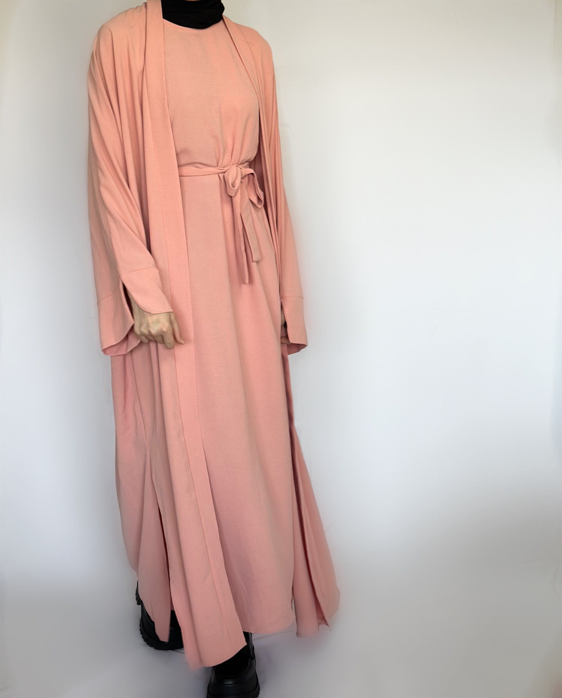 Amala 2-delige roze abaya van ByLiya, bestaande uit een onderjurk, kimono en ceintuur, voor een stijlvolle en modest uitstraling."