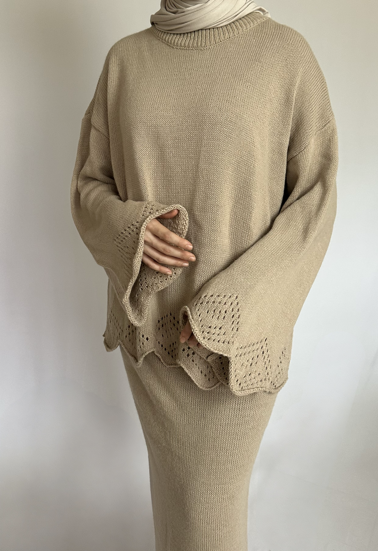Naila 2-delige set van ByLiya, bestaande uit een taupe maxi jurk met een bijpassende trui voor een stijlvolle en modest look.