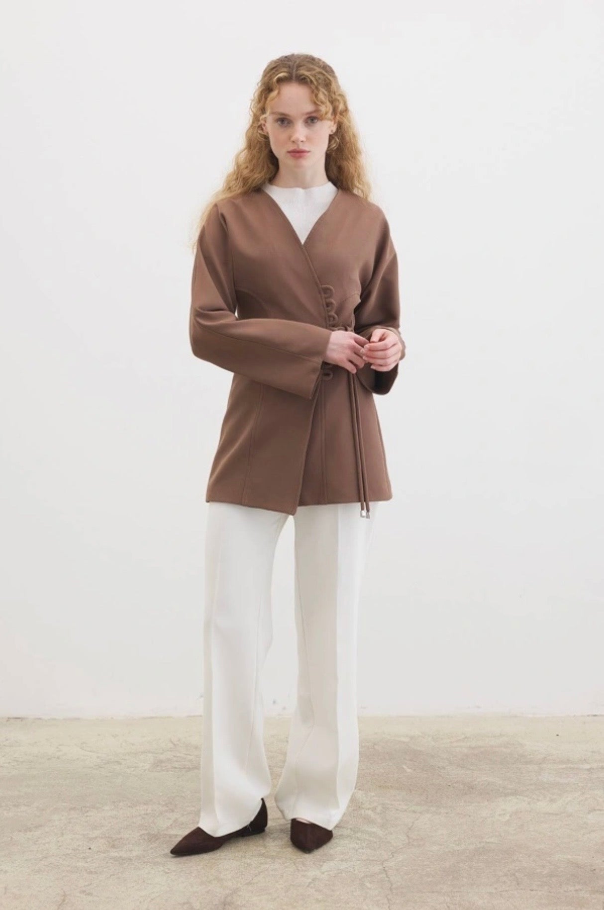 Ayla kimono blazer voor dames in getailleerd overslagmodel met subtiele striksluiting en soepelvallende stof, stijlvolle modest fashion blazer.