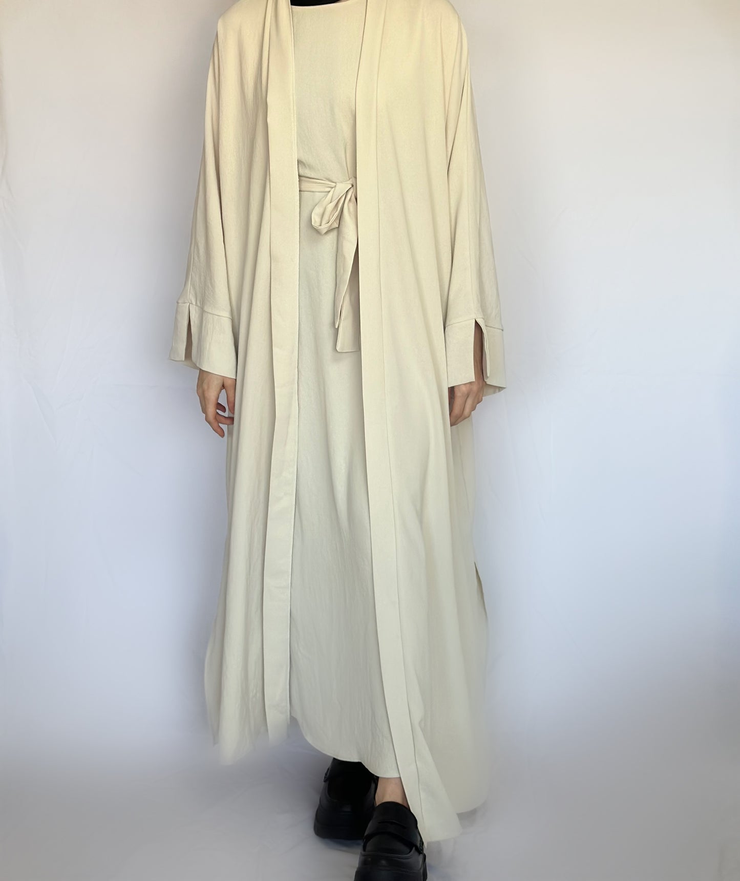 Amala 2-delige beige abaya van ByLiya, bestaande uit een onderjurk, kimono en ceintuur, voor een stijlvolle en modest uitstraling."