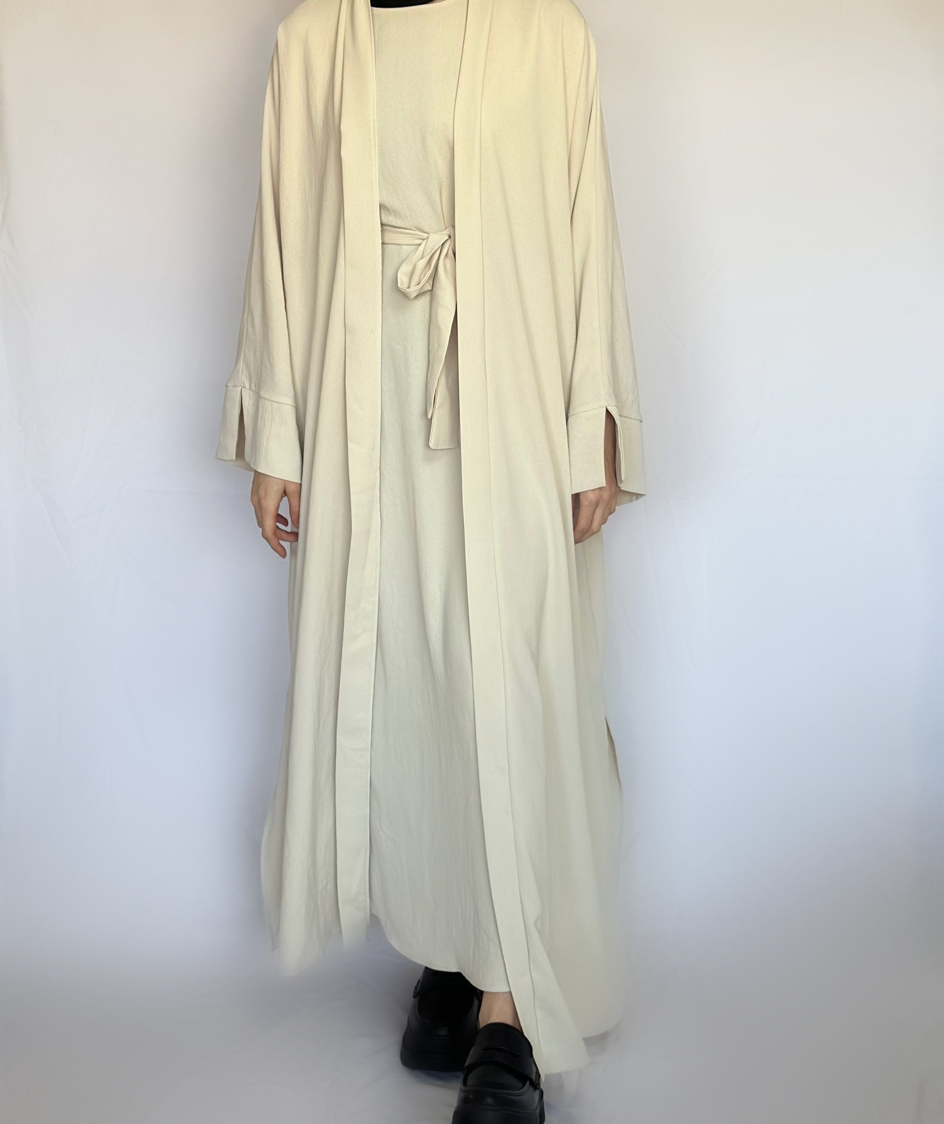 Amala 2-delige beige abaya van ByLiya, bestaande uit een onderjurk, kimono en ceintuur, voor een stijlvolle en modest uitstraling."