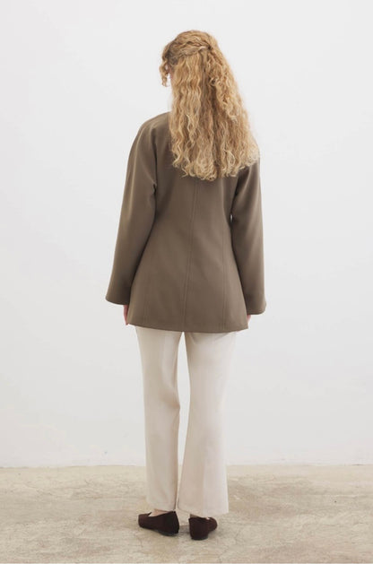 Ayla kimono blazer voor dames in getailleerd overslagmodel met subtiele striksluiting en soepelvallende stof, stijlvolle modest fashion blazer.