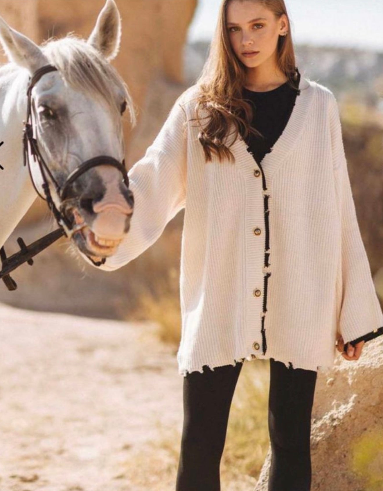 Modest fashion beige vest – grofgebreid, lang model met zakken