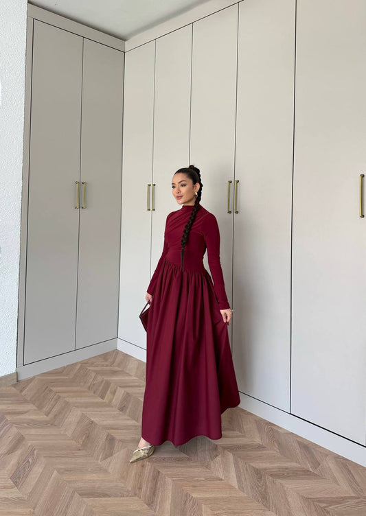 Model draagt de Hafsa Maxi Jurk in bordeaux – zij-aanzicht – modest fashion van byliya.nl