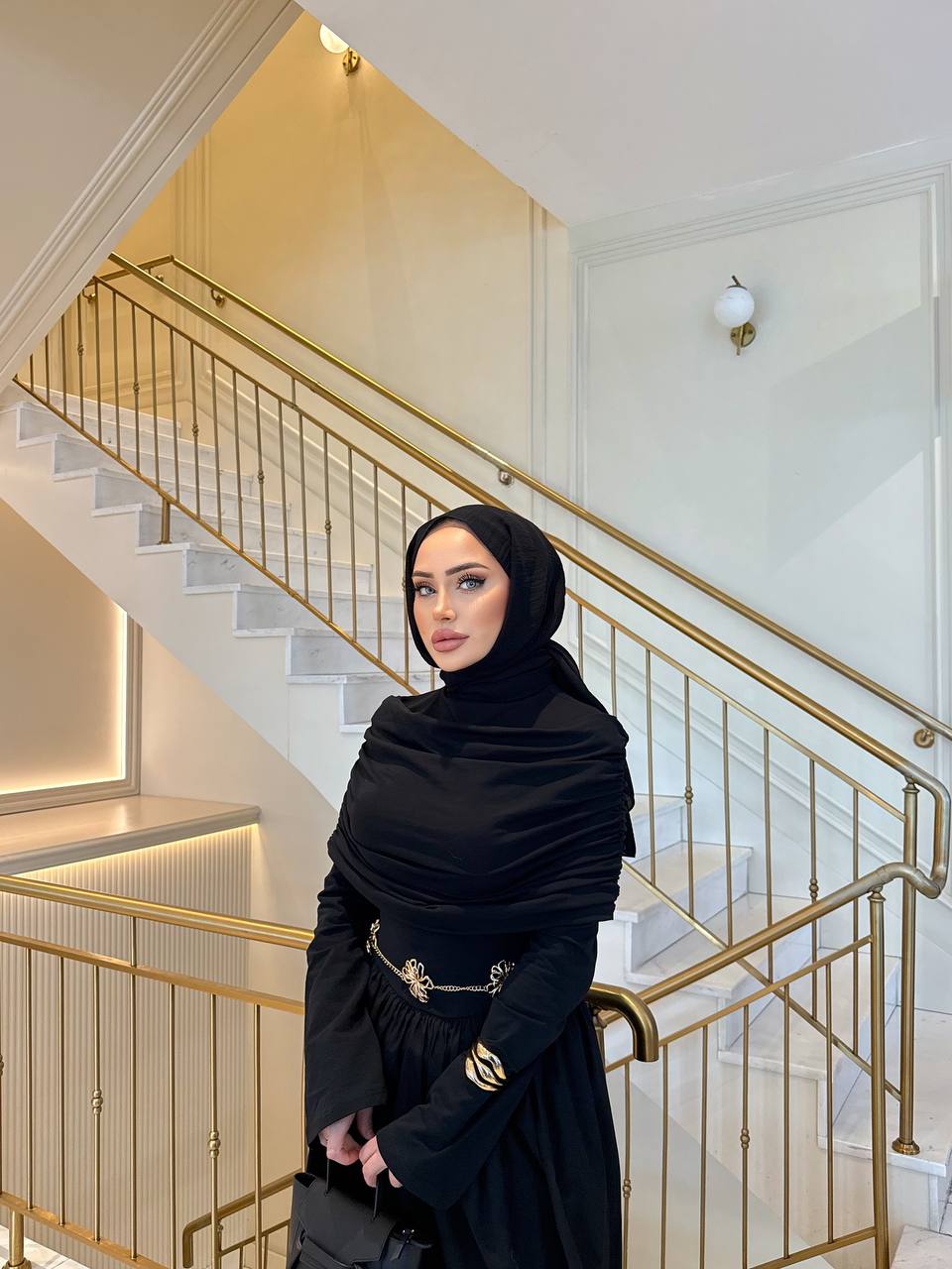 Elegante maxi-jurk met drape details aan de voorzijde, lange mouwen en een flatterende pasvorm – ideaal voor een stijlvolle, bescheiden look