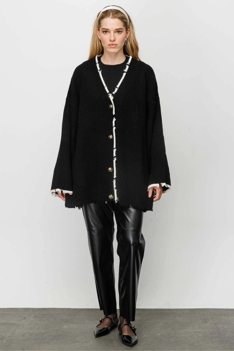 Modest fashion zwarte vest – grofgebreid, lang model met zakken
