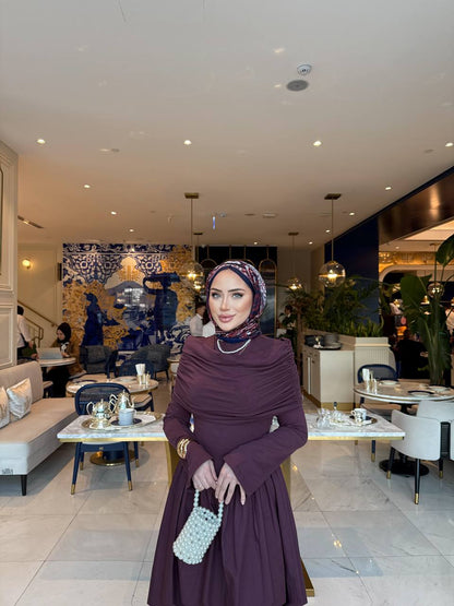 Elegante bordeaux maxi-jurk met drape details aan de voorzijde, lange mouwen en een flatterende pasvorm – ideaal voor een stijlvolle, bescheiden look