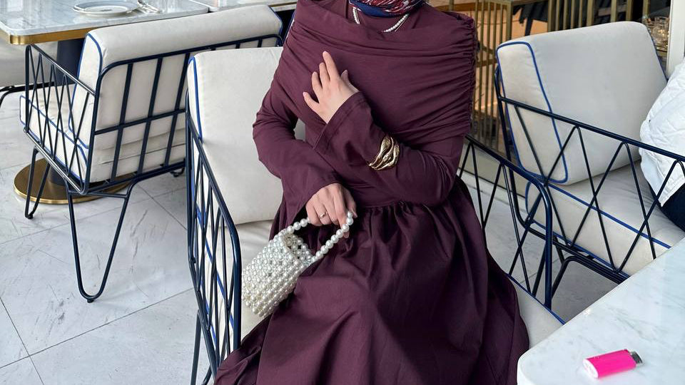 Elegante bordeaux maxi-jurk met drape details aan de voorzijde, lange mouwen en een flatterende pasvorm – ideaal voor een stijlvolle, bescheiden look
