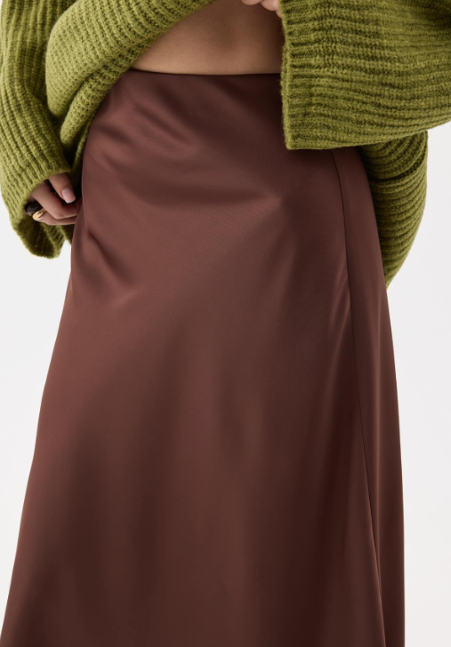 Bruine satijnen maxi-rok met subtiel glanzende stof, elastische taille.