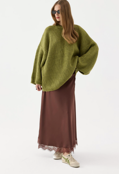 Bruine satijnen maxi-rok met subtiel glanzende stof en fijn afgewerkt kantdetail, lang en soepelvallend silhouet.